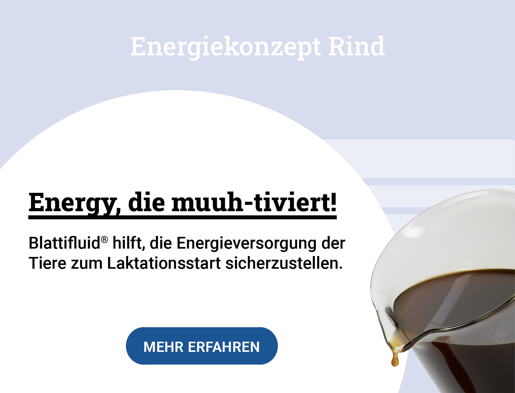 Ein halbvolles Glas mit einer dunklen Flüssigkeit auf einem hellblauen Hintergrund. Text informiert über das Produkt Blattifluid.